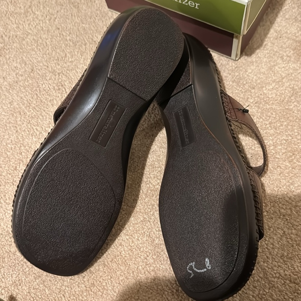 Brand new in box naturalizer brown sandals! - Picture 2 of 4